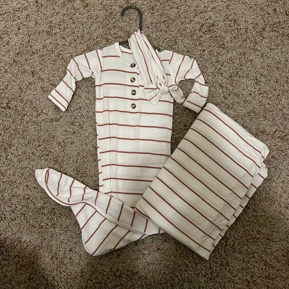 LouLou and Co newborn knotted gown